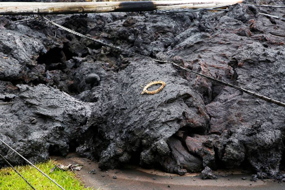 Coroa de flores é colocada sobre lava do vulcão Kilauea, no Havaí - 08/05/2018