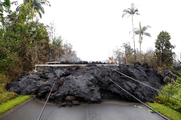 Lava do vulcão Kilauea e linhas de energia bloqueiam estrada no Havaí - 08/05/2018