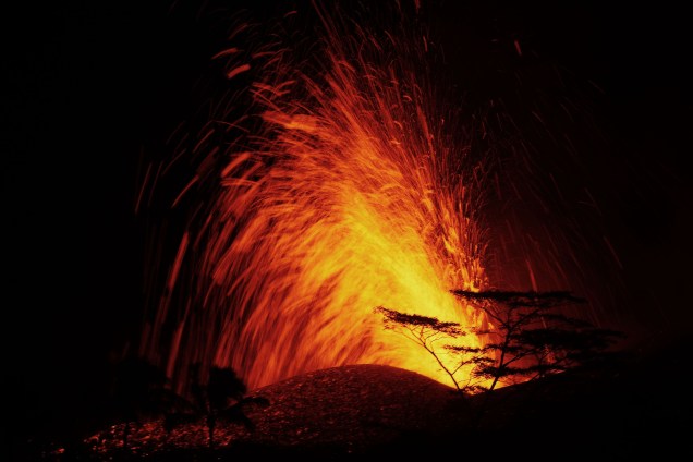 O Serviço Geológico dos EUA disse que o vulcão entrou em erupção explosivamente lançando uma nuvem a cerca de 30.000 pés no céu - 19/05/2018