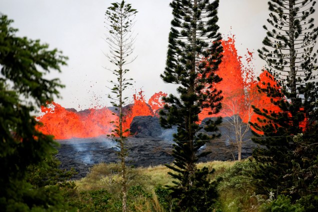 Lava irrompe nos arredores de Pahoa durante as contínuas erupções do vulcão Kilauea, no Havaí - 19/05/2018