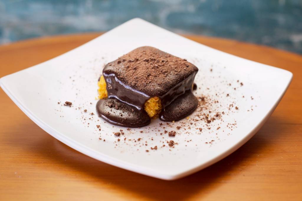 Jantar:&nbsp; Bolo de cenoura com calda de Ovomaltine na sobremesa