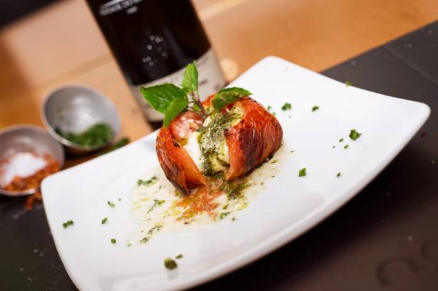 Almoço: Tomate caprese na entrada Almoço: Tomate caprese na entrada