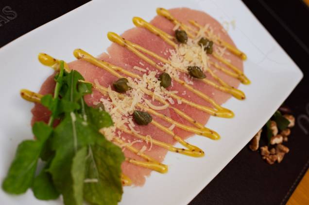 Jantar: Carpaccio com alcaparras na entrada Jantar: Carpaccio com alcaparras na entrada