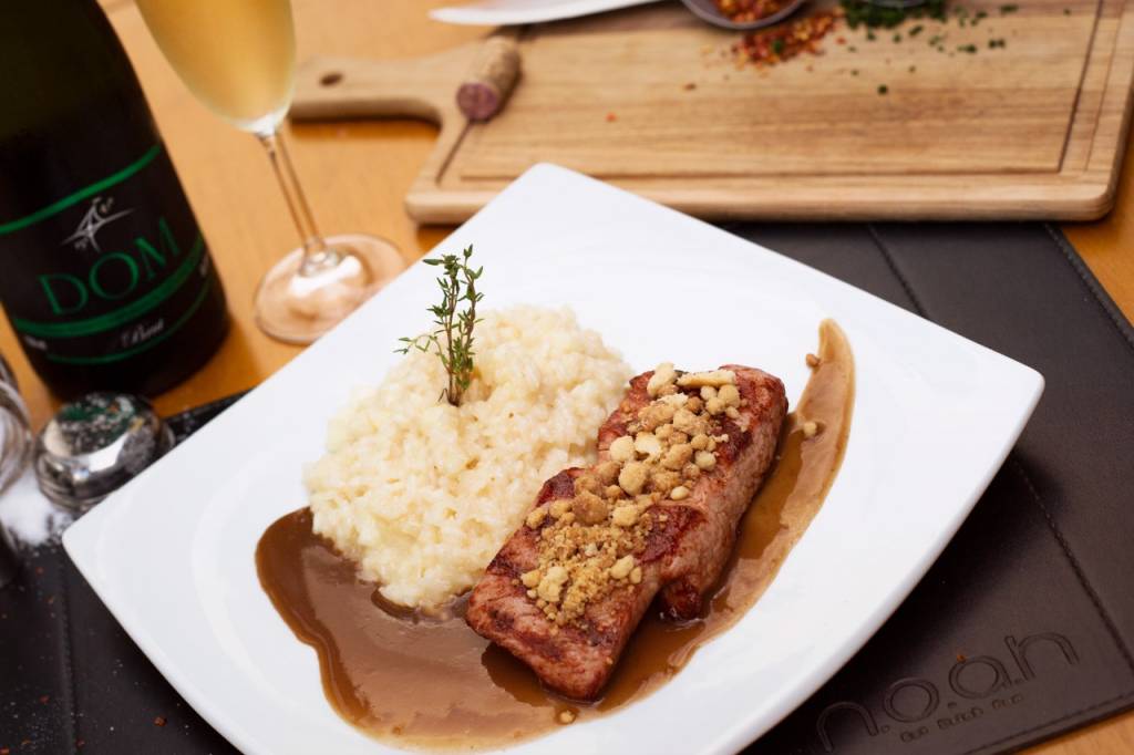 Jantar: Filé suíno ao molho roti na etapa principal Jantar: Filé suíno ao molho roti na etapa principal