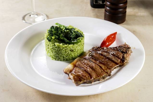 Otro Parrilla: Bife de chorizo como opção na etapa principal Otro Parrilla: Bife de chorizo como opção na etapa principal