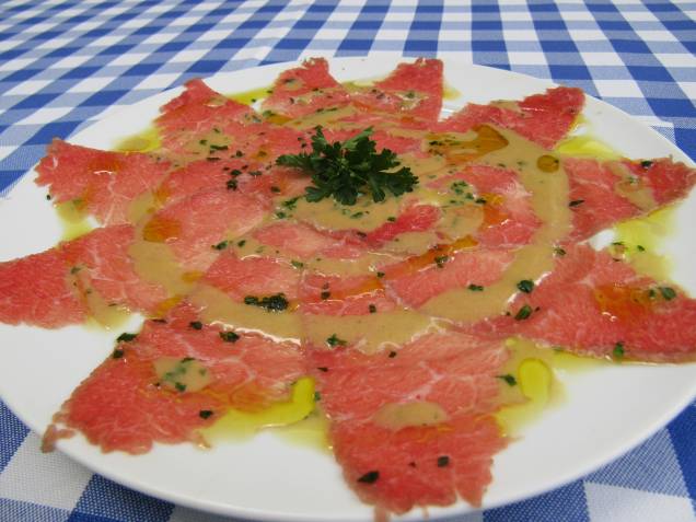 Entrada: Carpaccio con rucola e parmigiano no almoço Entrada: Carpaccio con rucola e parmigiano no almoço