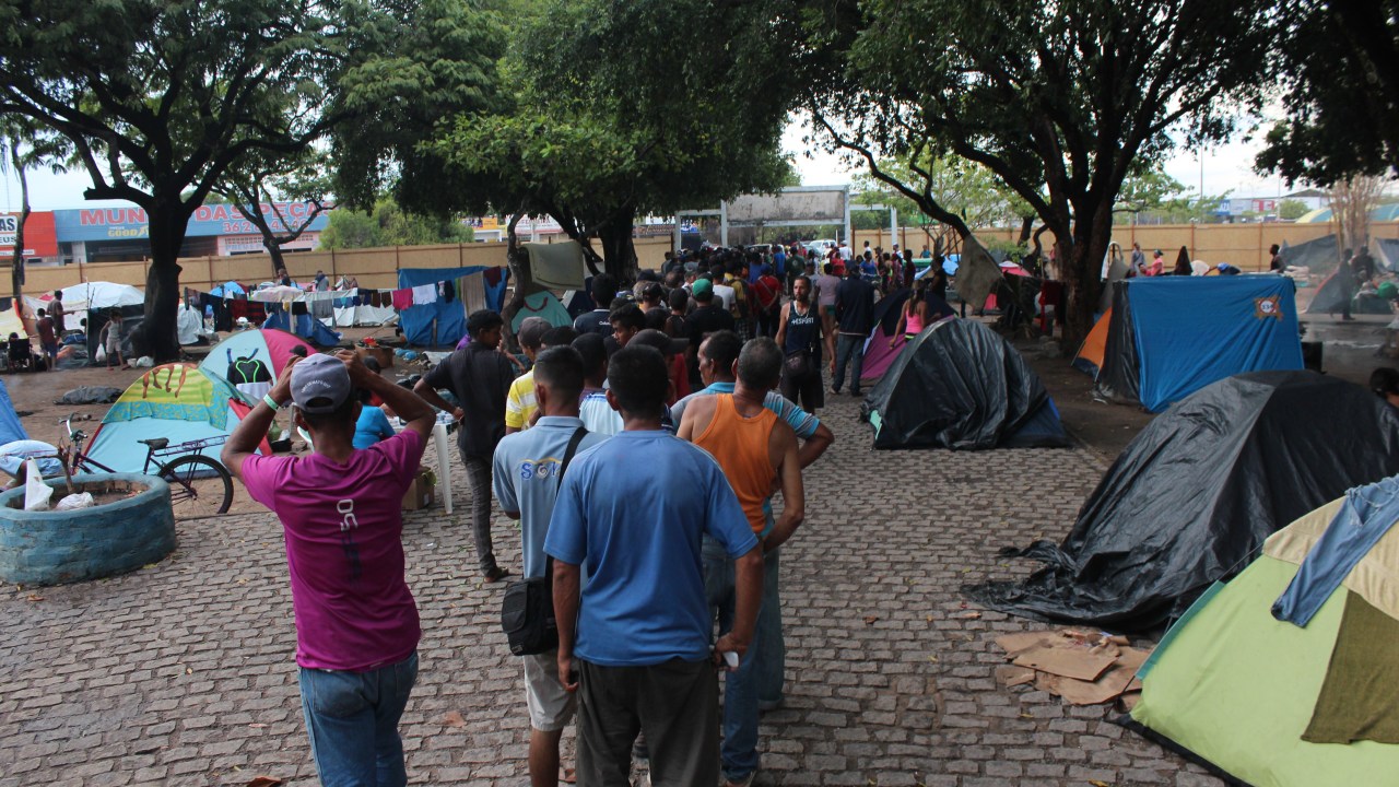Venezuelanos na Praça Simón Bolivar, em Roraima