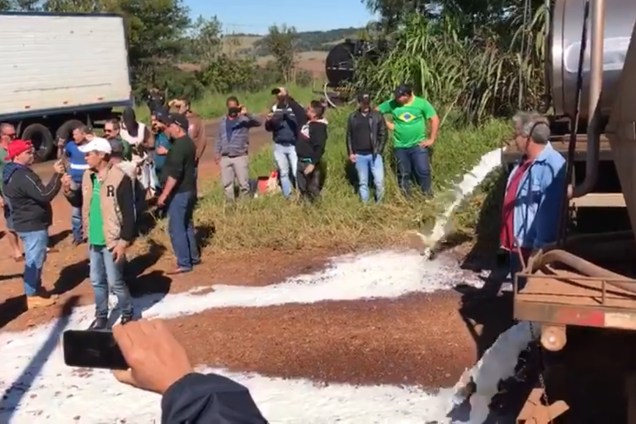 Produtores de Nova Prata do Iguaçu (PR) jogam leite fora