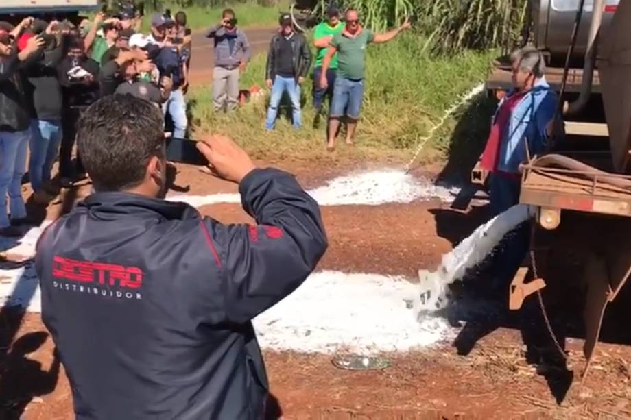 Produtores de Nova Prata do Iguaçu (PR) jogam leite fora
