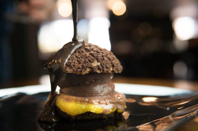Empório Árabe: Profiteroles recheados com sorvete de chocolate na sobremesa Empório Árabe: Profiteroles recheados com sorvete de chocolate na sobremesa