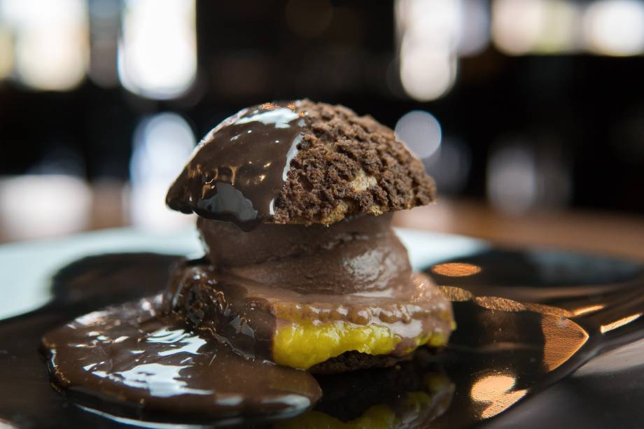 Empório Árabe: Profiteroles recheados com sorvete de chocolate na sobremesa