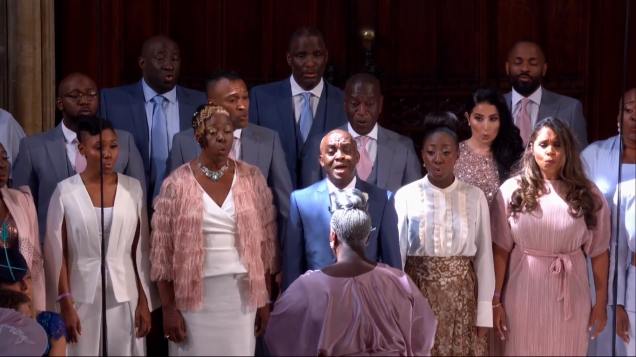 Maestrina Karen Gibson e The Kingdom Choir se apresentam durante o casamento real de príncipe Harry e Meghan Markle