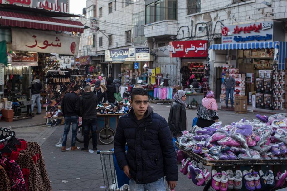 Rua comercial na cidade de Ramallah, próximo a Jerusalém - 17/01/2017