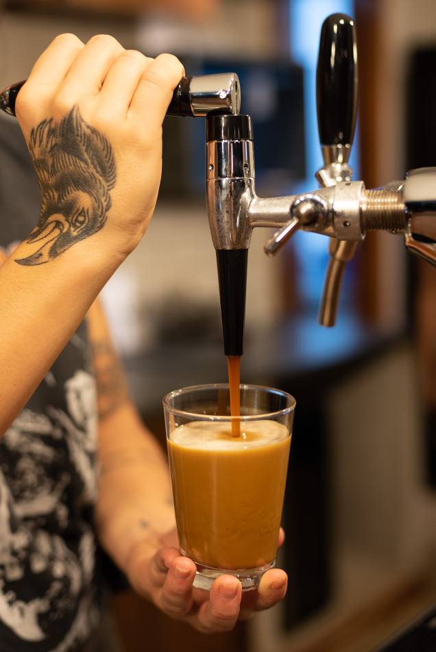 Cold brew nitro: extraído a frio, esse café sai da torneira com gás nitrogênio e gelado, como o chope Cold brew nitro: extraído a frio, esse café sai da torneira com gás nitrogênio e gelado, como o chope