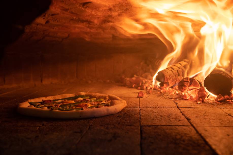 Forno a lenha: pizza tem massa leve, aerada e crocante