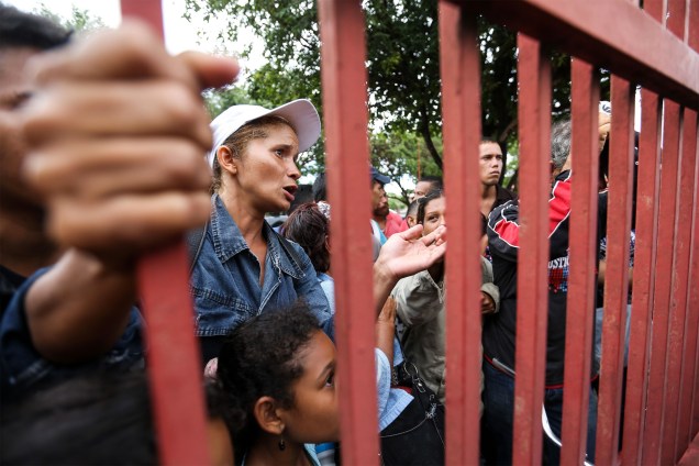 Imigrantes venezuelanos aguaram por vagas do lado de fora de um abrigo em Boa Vista, Roraima -
