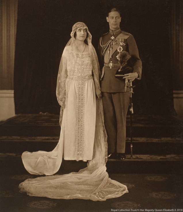 Lady Elizabeth Bowes-Lyon em seu casamento com o duque de York (mais tarde rei George VI) em 1923