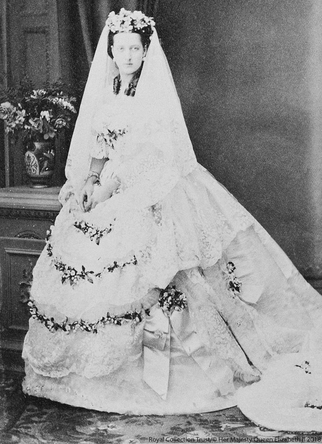 Vestido usado pela princesa Alexandra da Dinamarca em seu casamento com príncipe Albert, em 1863