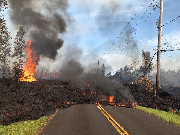 Lava expelida pelo vulcão avança sobre estrada no Havaí