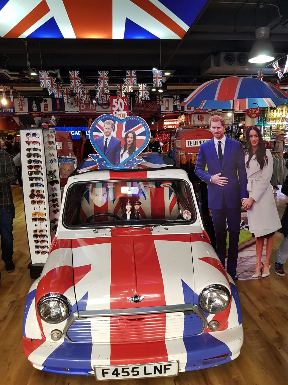 Loja de souvenir em Londres preparada para o casamento real do príncipe Harry com Meghan Markle