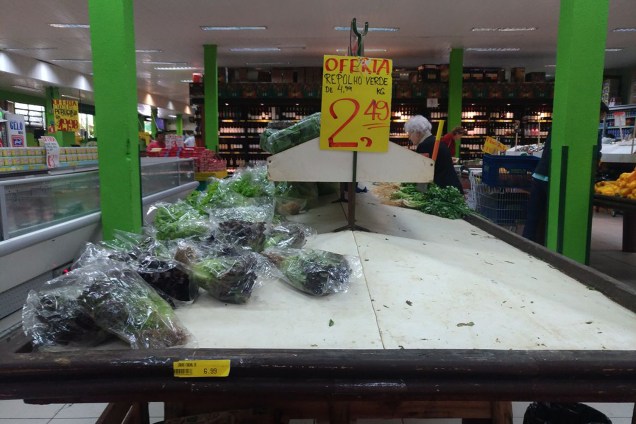 Supermercado em São Paulo apresenta prateleiras vazias com falta de produtos para reposição