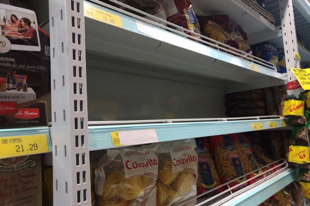 Supermercado em São Paulo apresenta prateleiras vazias com falta de produtos para reposição