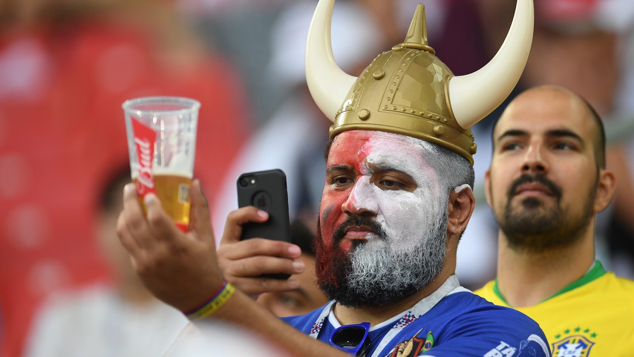 Torcedor tira foto de copo de cerveja durante partida entre Polônia e Senegal, válida pelo grupo H da Copa do Mundo - 19/06/2018