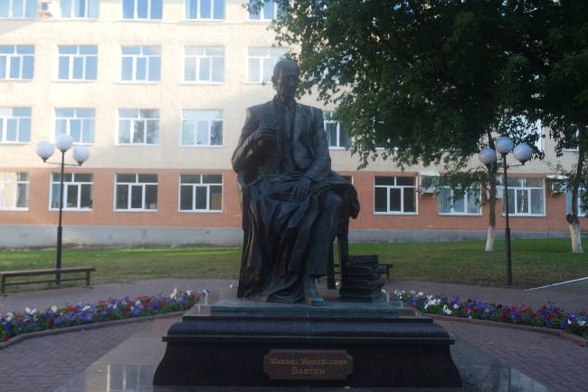 Monumento em homenagem a Mikhail Bakhtin nos arredores da Universidade Estatal da Mordóvia, em Saransk Monumento em homenagem a Mikhail Bakhtin nos arredores da Universidade Estatal da Mordóvia, em Saransk