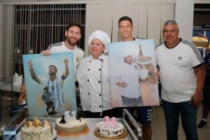Messi comemorou com bolo na concentração da Argentina