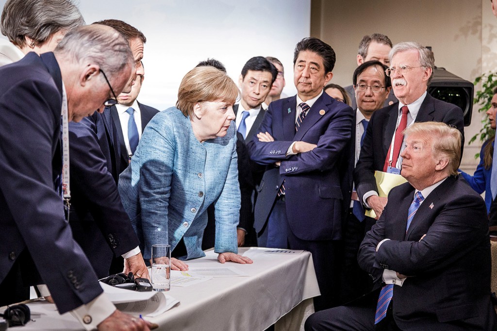 A chanceler alemã Angela Merkel conversa com o presidente americano Donald Trump, durante o segundo dia da reunião do G7, no Canadá - 09/06/2018
