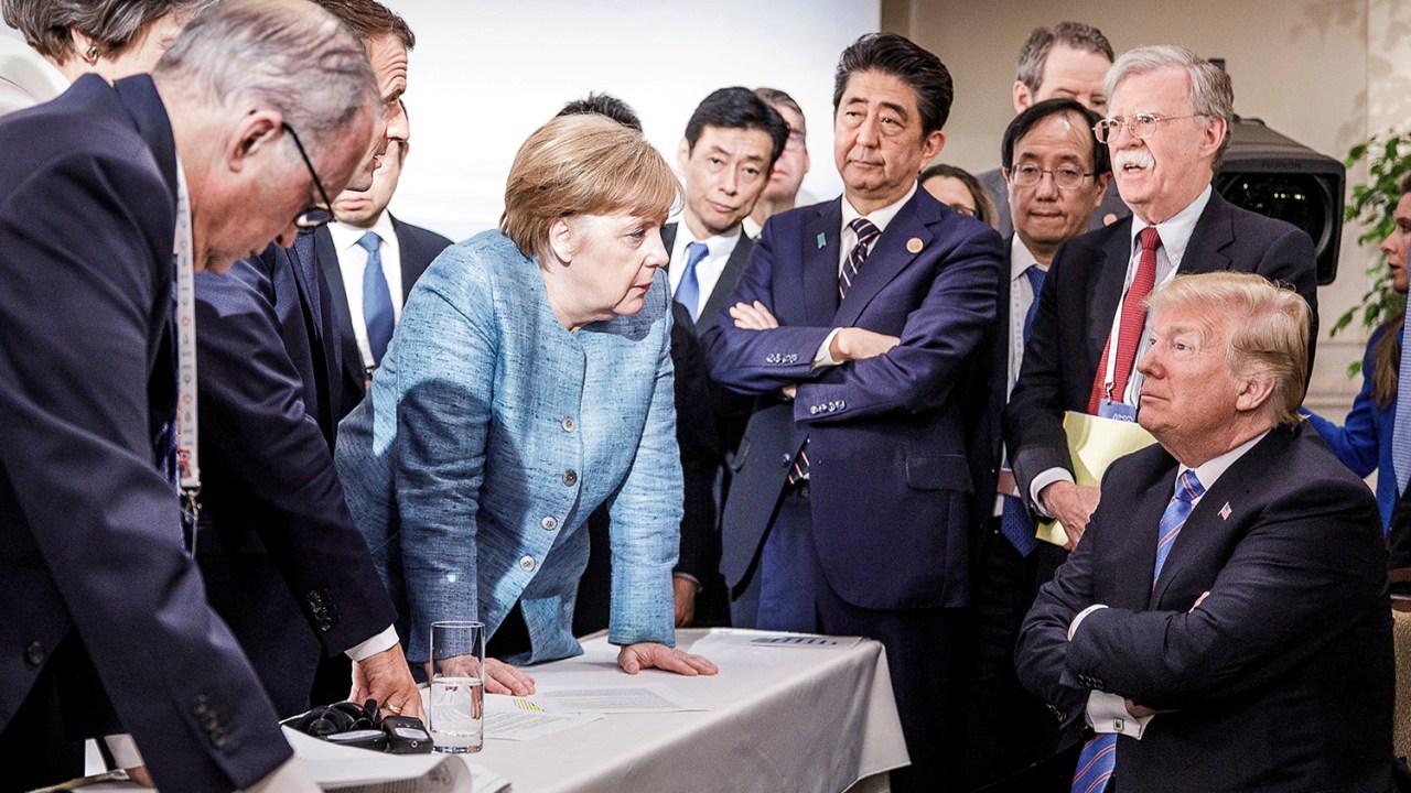 A chanceler alemã Angela Merkel conversa com o presidente americano Donald Trump, durante o segundo dia da reunião do G7, no Canadá - 09/06/2018