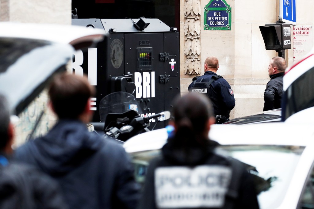 Policiais franceses negociam a libertação de pessoas mantidas reféns por sequestrador em Paris - 12/06/2018