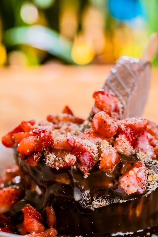 Sobremesa: Grand gateau de chocolate meio amargo com morango Sobremesa: Grand gateau de chocolate meio amargo com morango
