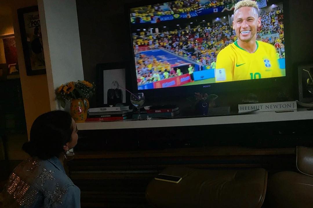Bruna Marquezine vê jogo da Seleção Brasileira - e do namorado, Neymar - pela TV