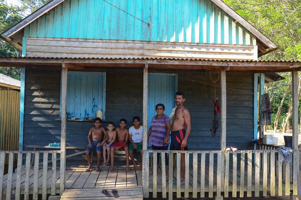 João Batista Ferreira e sua família na reserva Chico Mendes; ‘Tem mês que não entra nada pra gente’, diz ele