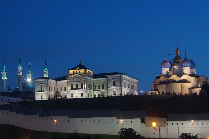 Em meio ao Kremlin de Kazan, o islamismo de uma mesquista e o cristianismo de uma igreja ortodoxa coexistem