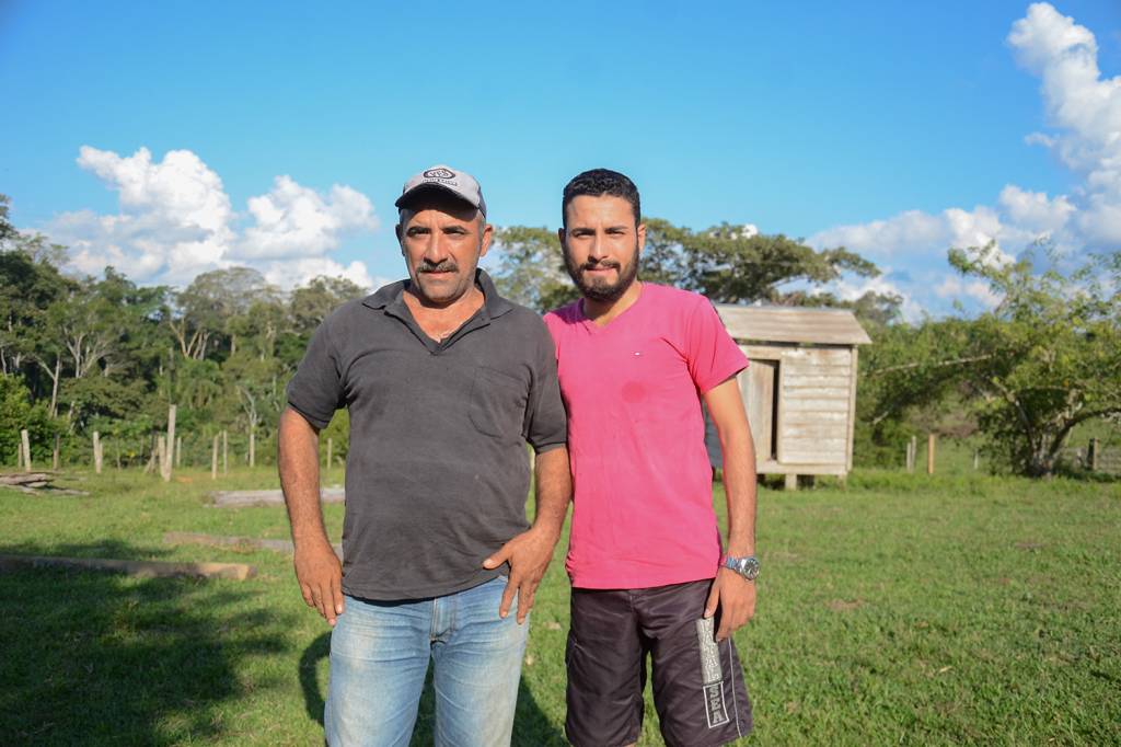 Carlos Celso Ferreira e seu filho, conhecido como Cadu; ‘Não tem como sobreviver dentro da Reserva Extrativista Chico Mendes sem ter o gado’, diz o rapaz