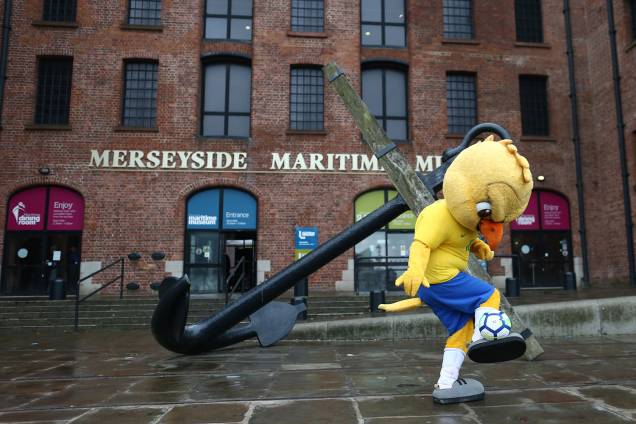 Canarinho pistola mostra sua habilidade em ponto turístico de Liverpool - 02/06/2018 Canarinho pistola mostra sua habilidade em ponto turístico de Liverpool - 02/06/2018
