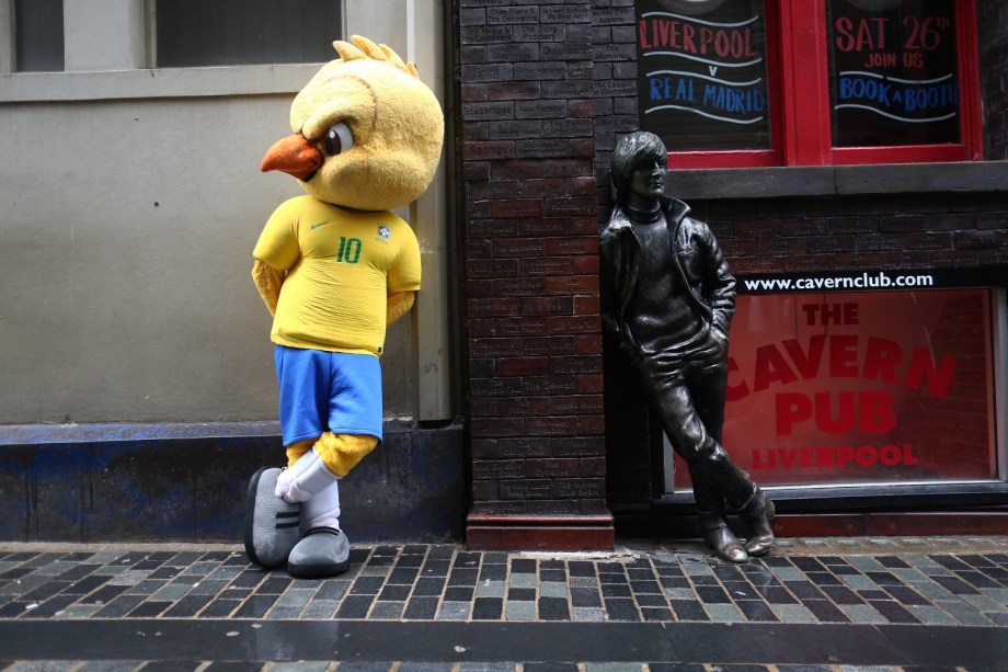 Canarinho pistola imita pose de estátua para ser fotografado em Liverpool - 02/06/2018