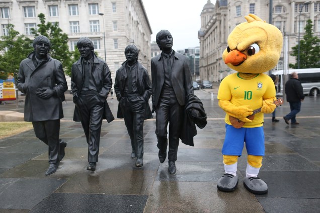 Canarinho interage com estátuas da banda Beatles durante visita à Liverpool - 02/06/2018