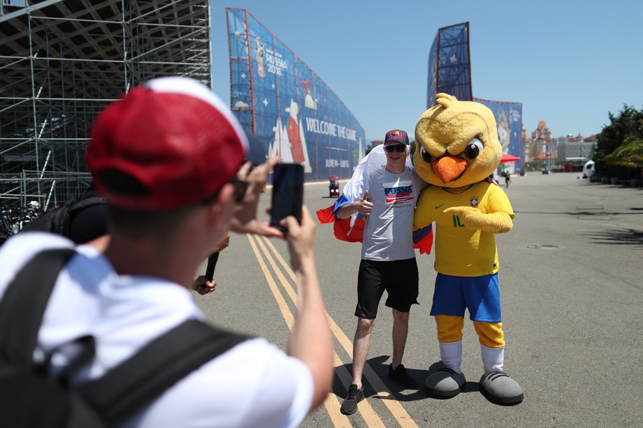 Canarinho pistola posa para foto com torcedores dos Estados Unidos - 14/06/2018