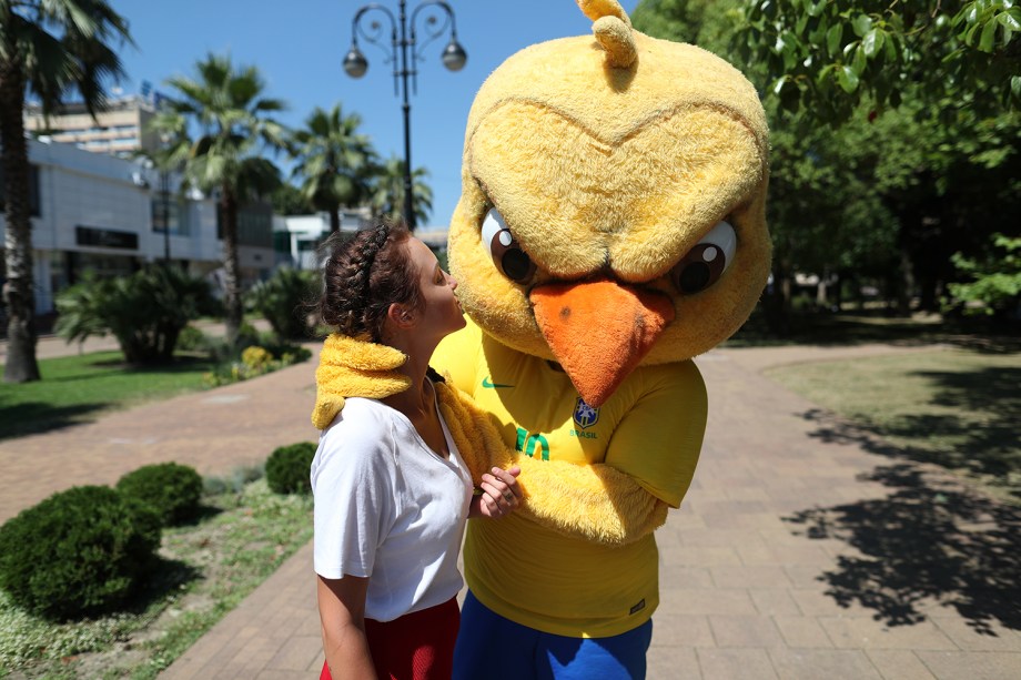 Canarinho pistola recebe carinho de fãs em Sochi - 14/06/2018