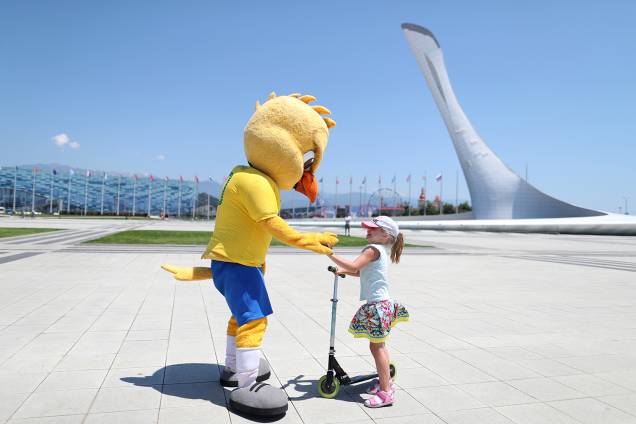 Canarinho pistola brinca com crianças em Sochi, Rússia - 14/06/2018 Canarinho pistola brinca com crianças em Sochi, Rússia - 14/06/2018