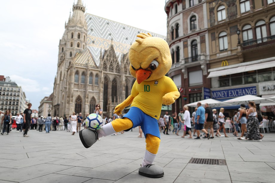 Canarinho pistola brinca com bola de futebol em praça da cidade de Viena - 09/06/2018