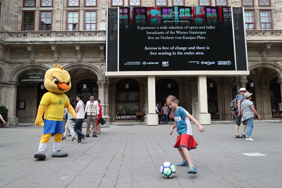 Canarinho pistola joga futebol durante visita a Viena - 09/06/2018