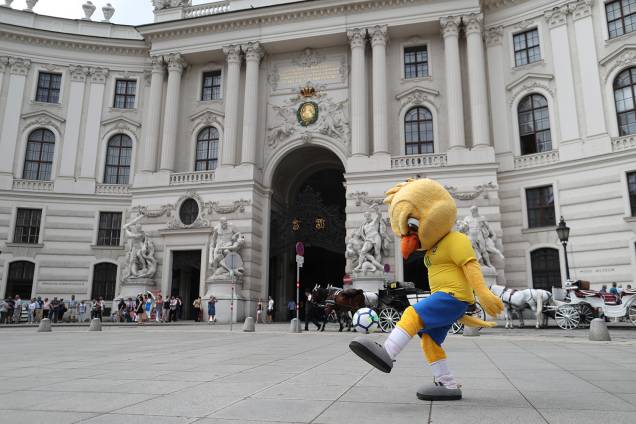 Canarinho pistola faz embaixadinhas na Áustria - 09/06/2018 Canarinho pistola faz embaixadinhas na Áustria - 09/06/2018