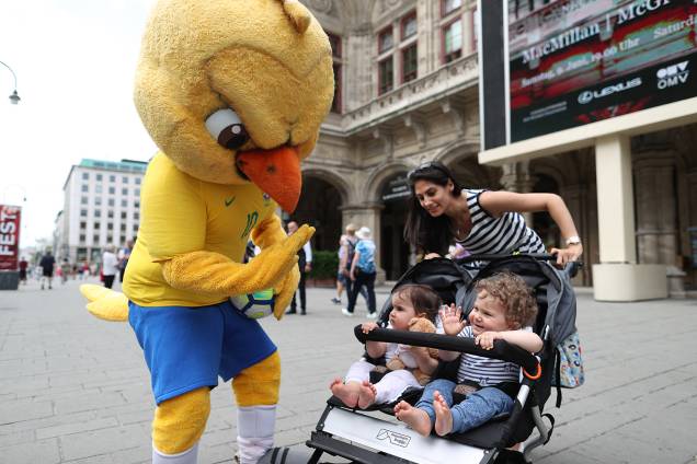 Canarinho pistola brinca com crianças durante visita à Viena - 09/06/2018 Canarinho pistola brinca com crianças durante visita à Viena - 09/06/2018