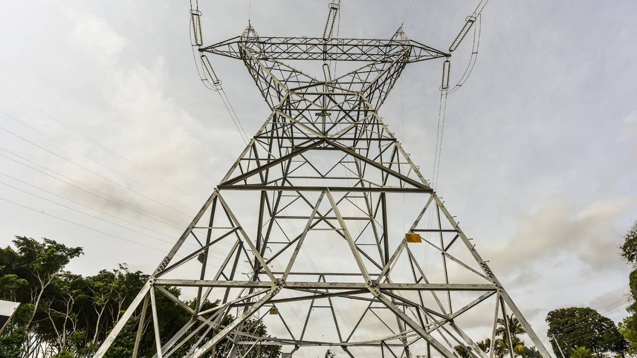 Torres de energia elétrica de alta voltagem na região central de São José dos Campos (SP) - 04/06/2018