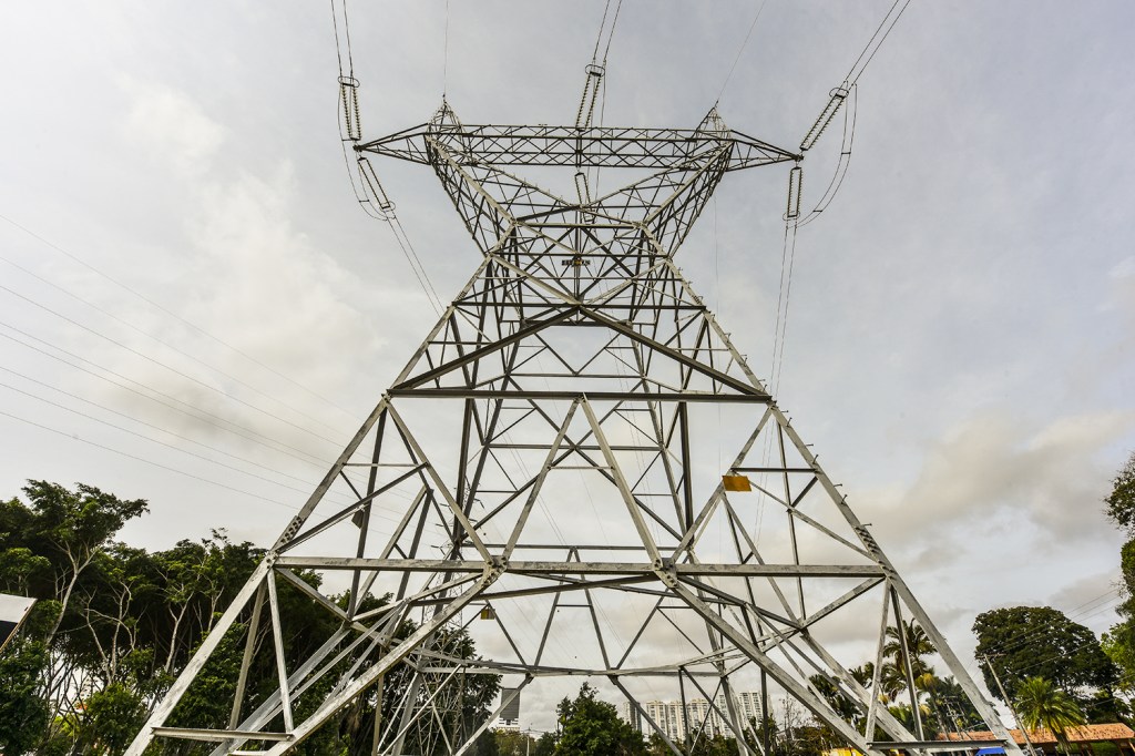 Torres de energia elétrica de alta voltagem na região central de São José dos Campos (SP) - 04/06/2018