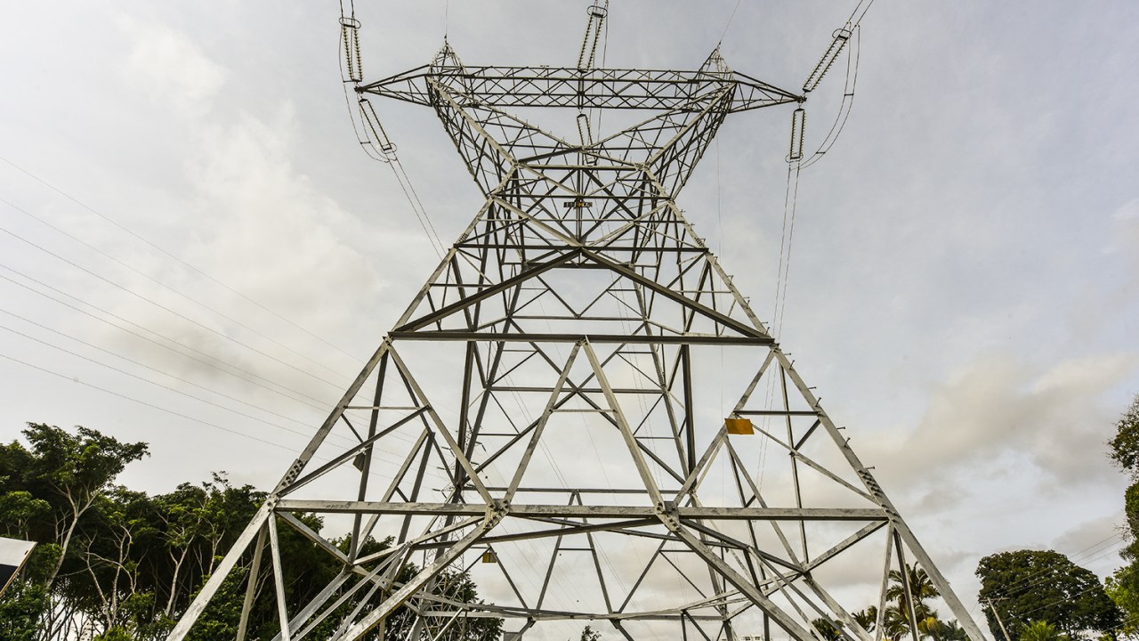 Torres de energia elétrica de alta voltagem na região central de São José dos Campos (SP) - 04/06/2018